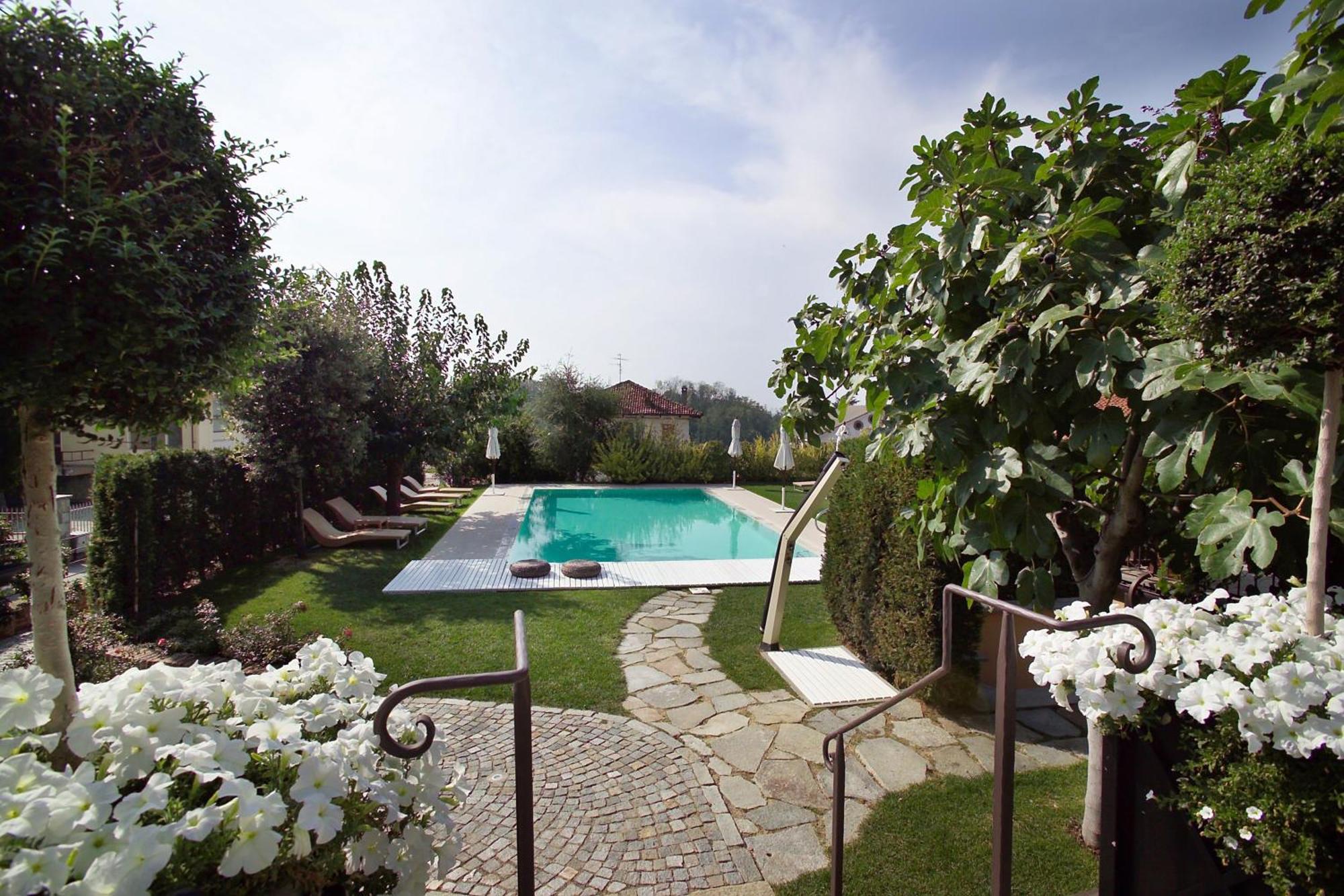 Corte Gondina Boutique Hotel La Morra Eksteriør billede